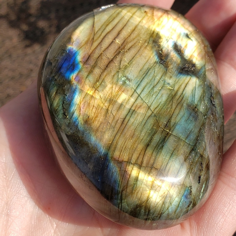 Big flashy labradorite